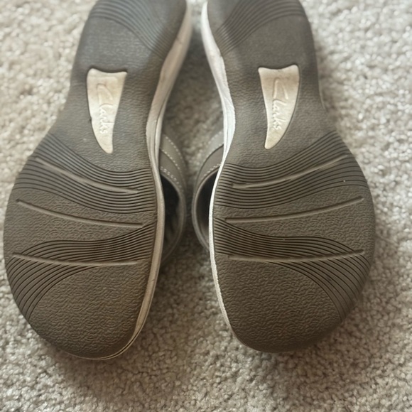 Clark’s Cushion Soft Cloudsteppers Flip Flops - Picture 5 of 6